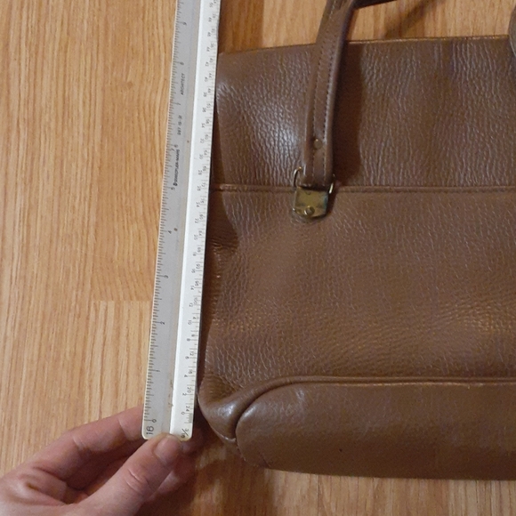 Cute brown hand bag 🥨 - Picture 2 of 7